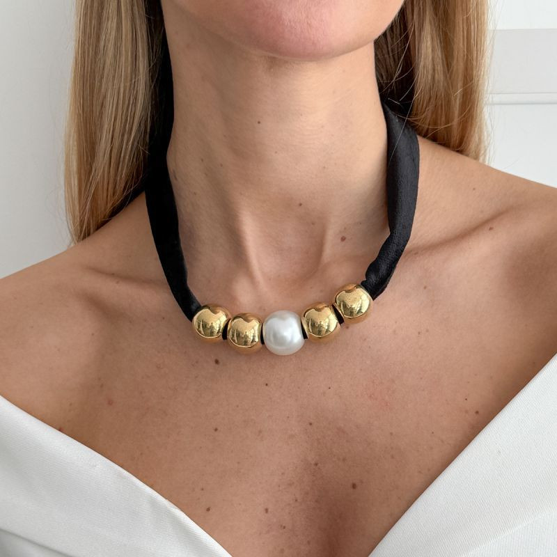 Чокер на широкой ленте с крупными золотистыми бусинами CJT25625 Чокер на широкой ленте с крупными золотистыми бусинами CJT25625