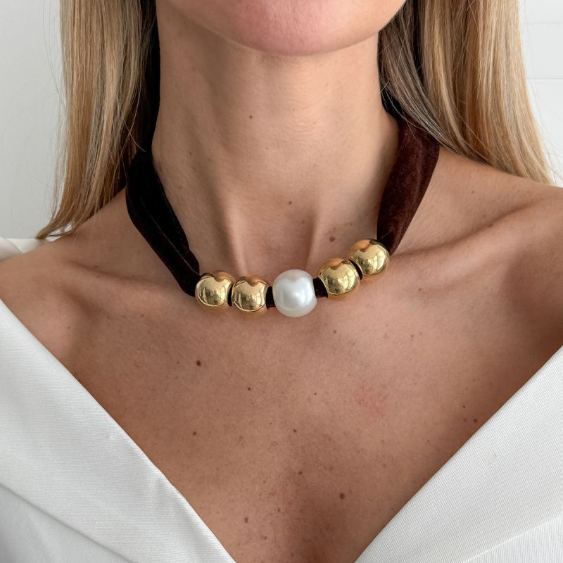 Чокер на широкой ленте с крупными золотистыми бусинами CJT25625 Чокер на широкой ленте с крупными золотистыми бусинами CJT25625