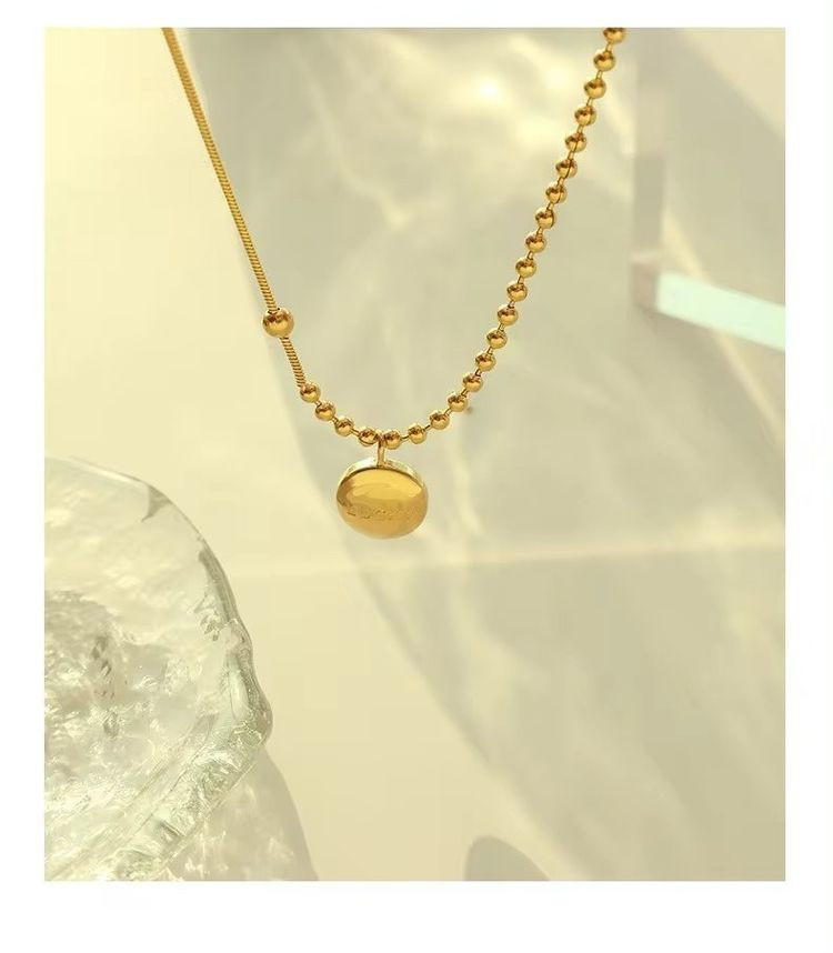 Колье с подвеской в форме объемного золотого медальона J10904CJJ