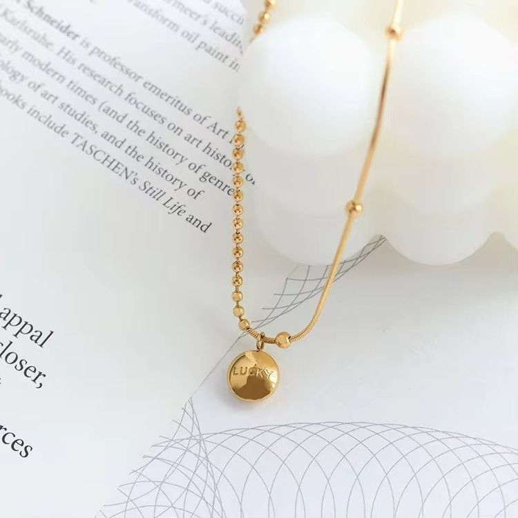 Колье с подвеской в форме объемного золотого медальона J10904CJJ