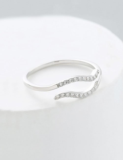 Кольцо из параллельных волнообразных линий с россыпью L82127 Кольцо из параллельных волнообразных линий с россыпью L82127