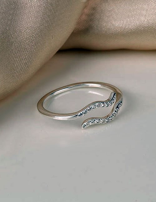 Кольцо из параллельных волнообразных линий с россыпью L82127 Кольцо из параллельных волнообразных линий с россыпью L82127