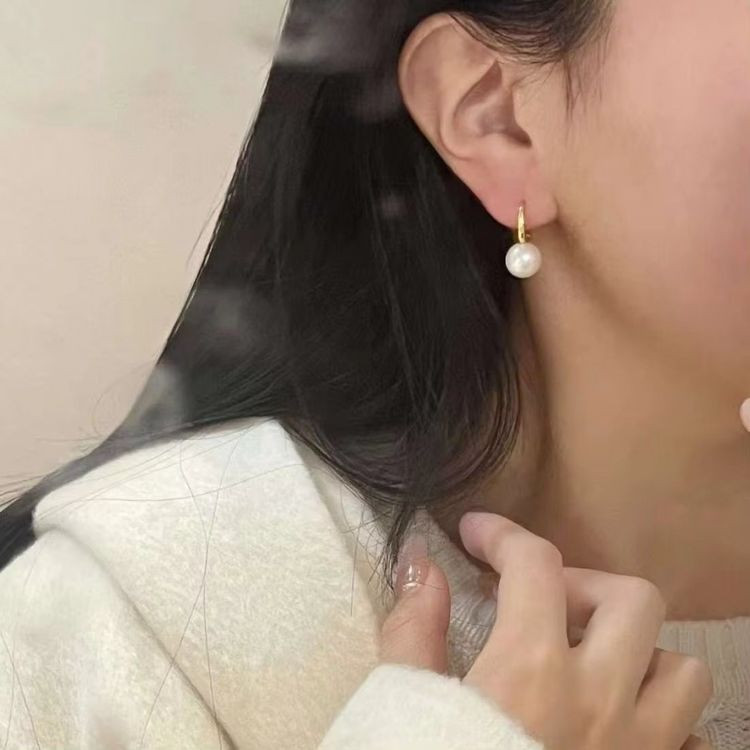 Серьги-гвоздики с жемчужиной и изогнутым элементом J10681CJJ Серьги-гвоздики с жемчужиной и изогнутым элементом J10681CJJ