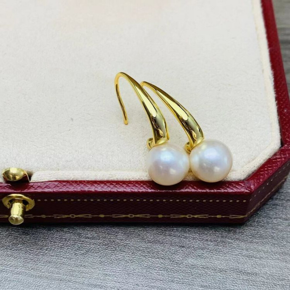 Серьги-гвоздики с жемчужиной и изогнутым элементом J10681CJJ Серьги-гвоздики с жемчужиной и изогнутым элементом J10681CJJ