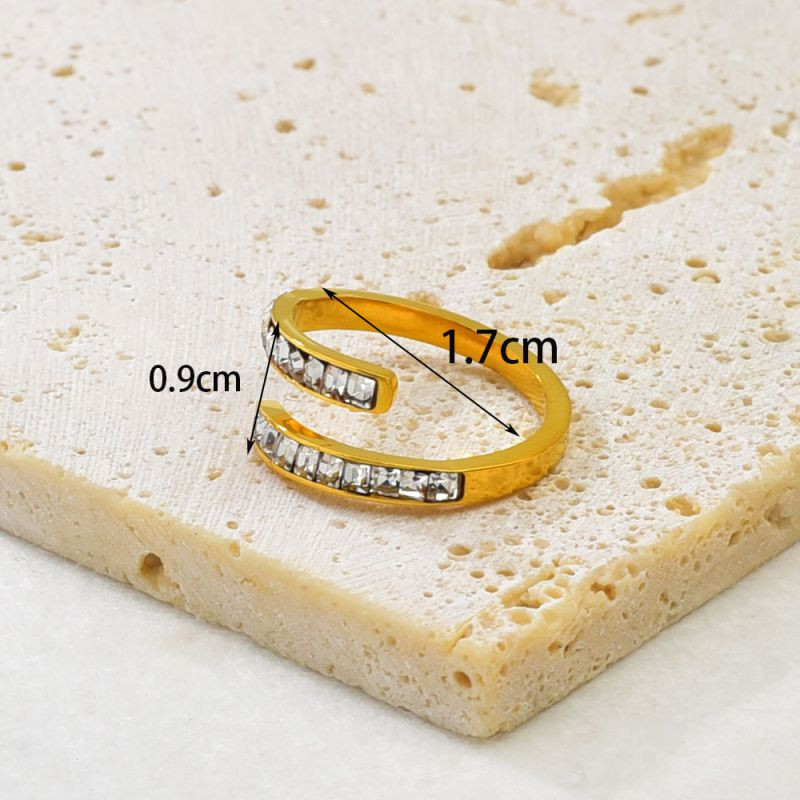 Кольцо-спираль с дорожкой из белых кристаллов CJR56279