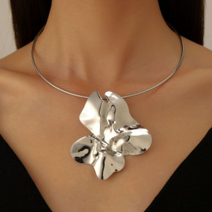 Жесткое колье серебристое с объемным фантазийным цветком CJL92443