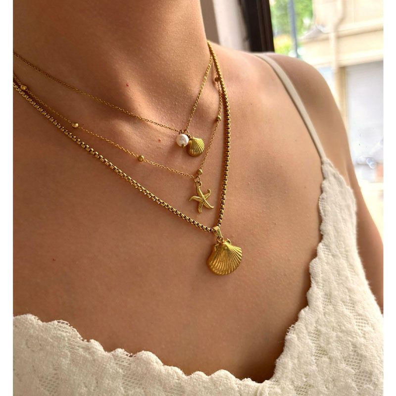 Золотистое многослойное колье с ракушкой CJN34923