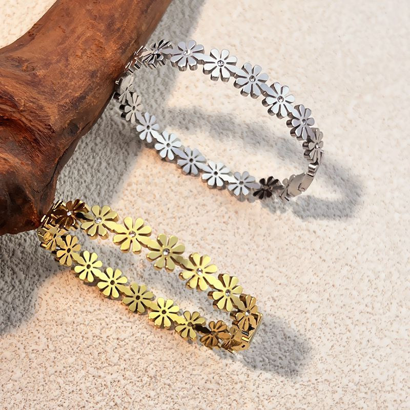 Браслет жесткий ажурный из полевых цветов CJN76652