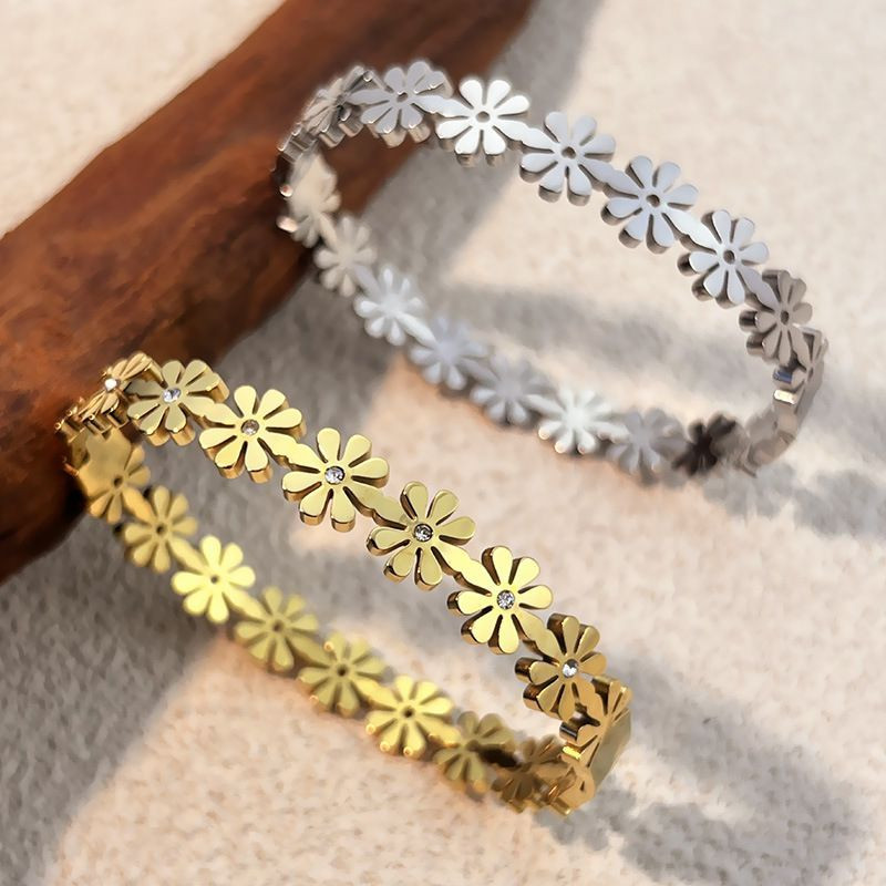 Браслет жесткий ажурный из полевых цветов CJN76652