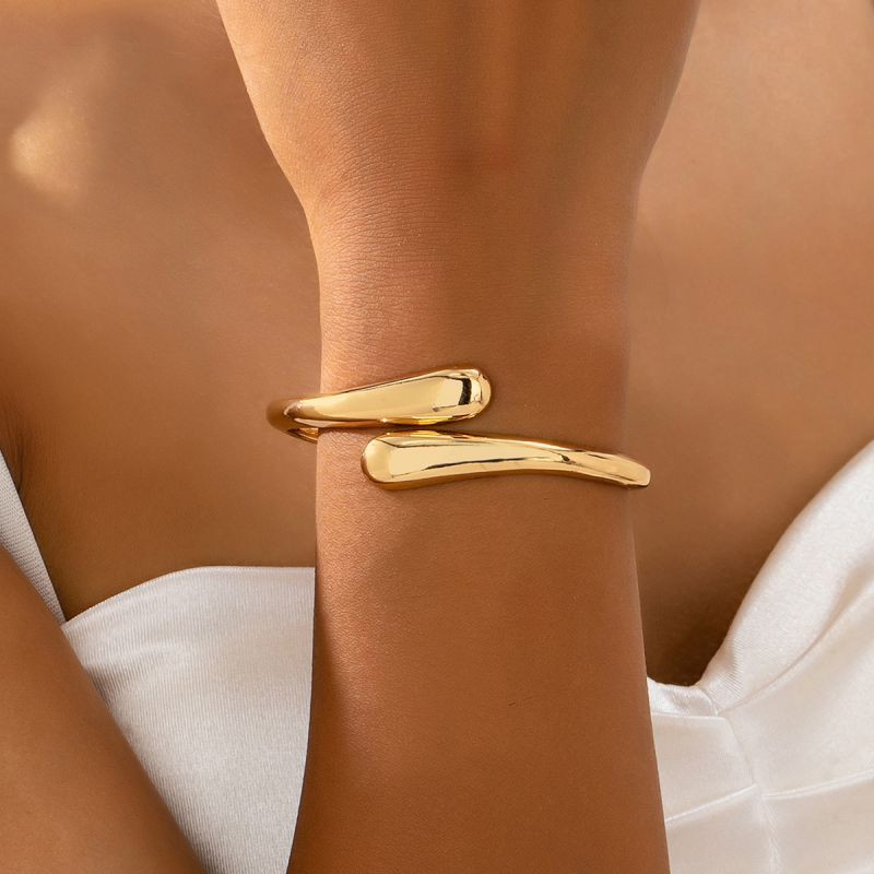 Браслет жесткий разомкнутый с каплевидными наконечниками CJQ22073