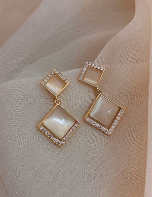 Серьги-пусеты в форме двойных ромбов с перламутром L13548 Серьги-пусеты в форме двойных ромбов с перламутром L13548