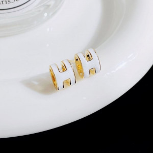 Серьги-кольца с белой эмалью и прорезью CJD00231 Серьги-кольца с белой эмалью и прорезью CJD00231