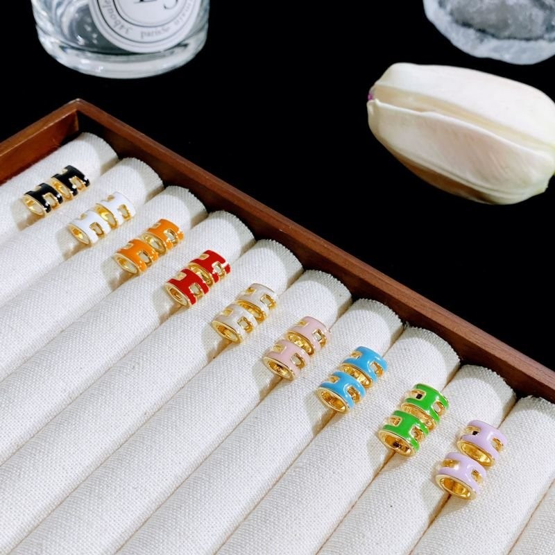 Серьги-кольца с белой эмалью и прорезью CJD00231 Серьги-кольца с белой эмалью и прорезью CJD00231