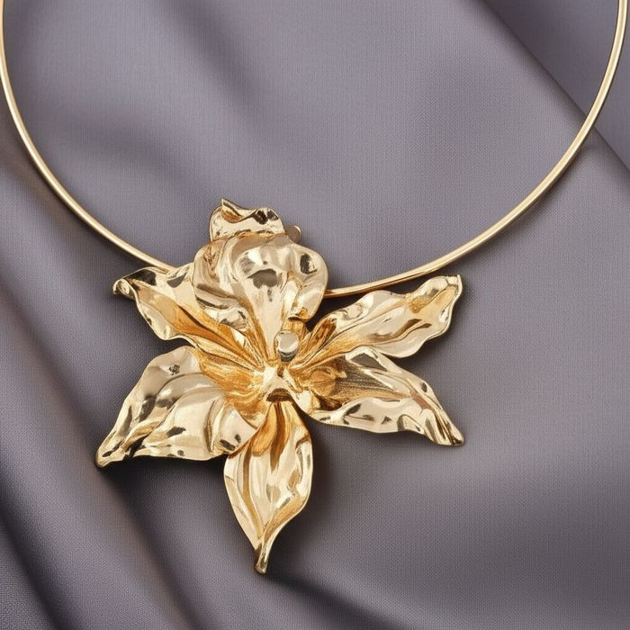 Жесткое колье золотистое с массивным цветком лилии 1J11764CJJ