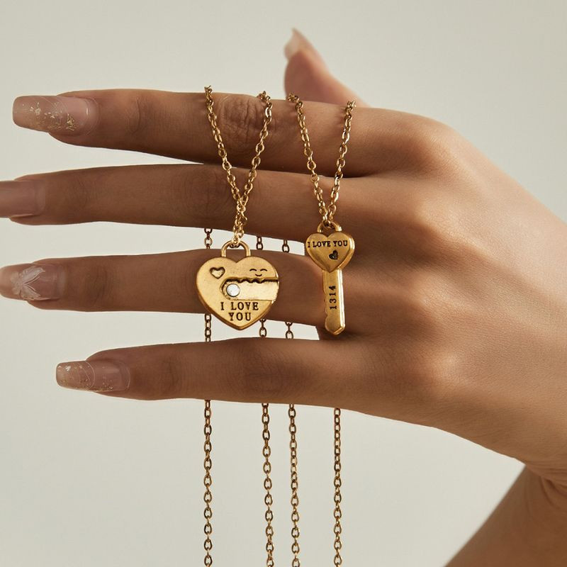 Цепочка с парной подвеской в форме сердца и ключа с гравировкой CJT04200