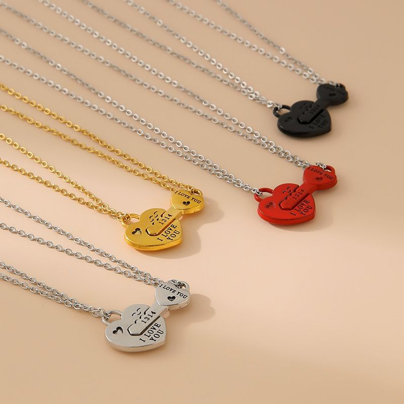 Цепочка с парной подвеской в форме сердца и ключа с гравировкой CJT04200