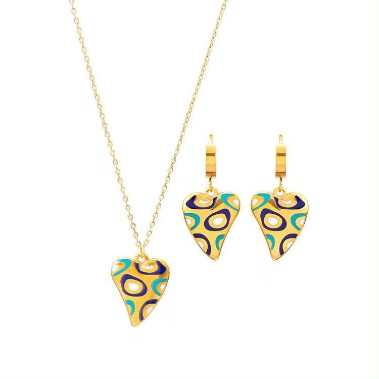 Золотистая цепочка с подвеской в форме сердца с эмалью J10905CJJ