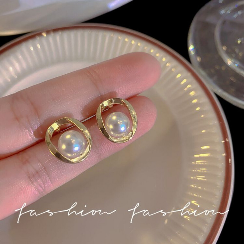 Серьги-гвоздики с жемчужиной в объёмной круглой оправе J10682CJJ