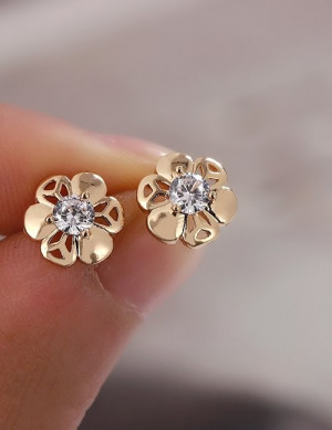 Милые серьги-пусеты золотистые цветы со стразами L97980 Милые серьги-пусеты золотистые цветы со стразами L97980