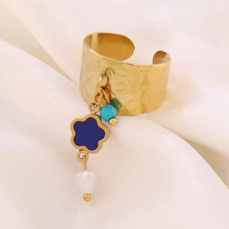 Широкое разомкнутое кольцо с подвесками-звездами CJR77582