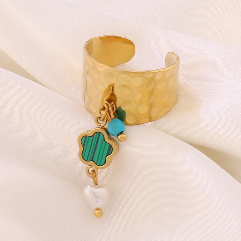 Широкое разомкнутое кольцо с подвесками-звездами CJR77582