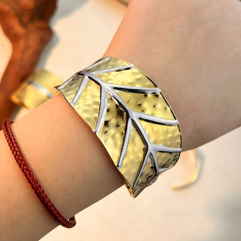 Браслет-кафф в форме рельефного пера CJM19038