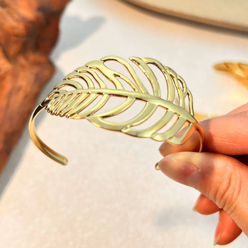 Браслет-кафф в форме рельефного пера CJM19038