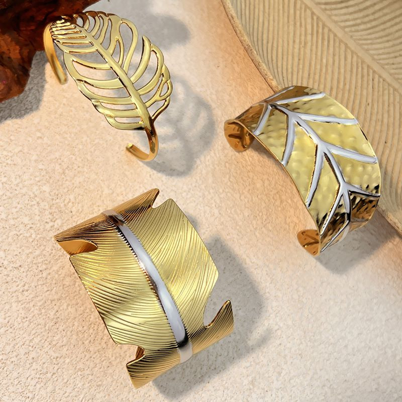 Браслет-кафф в форме рельефного пера CJM19038