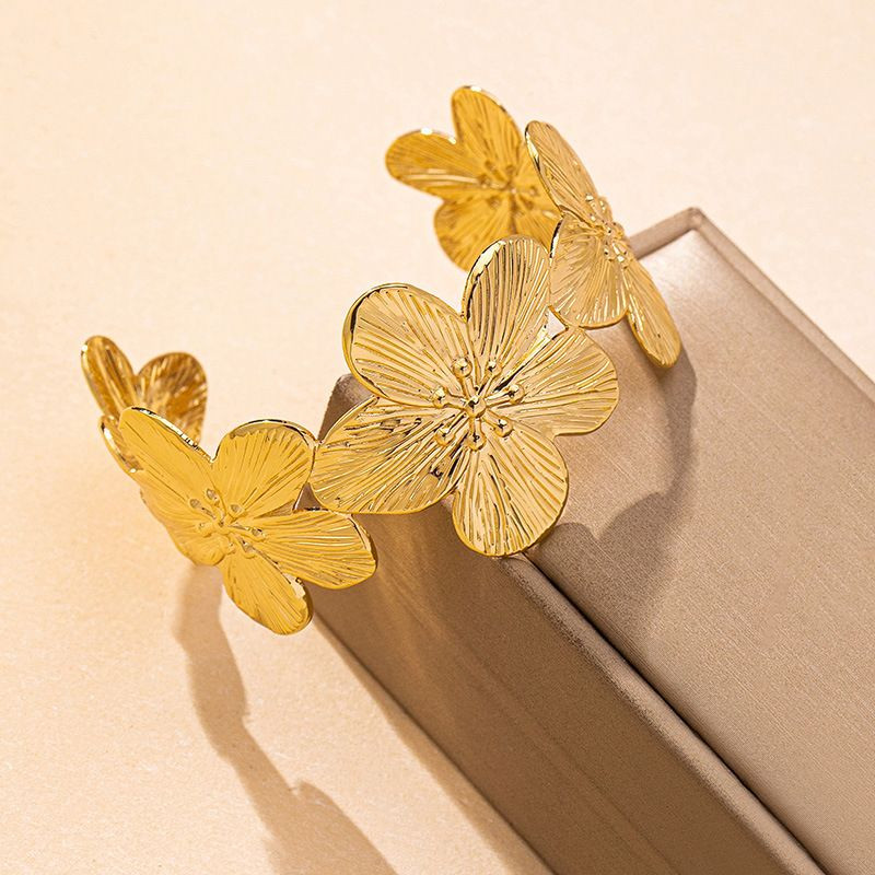 Браслет жесткий широкий с цветочными элементами CJP54255