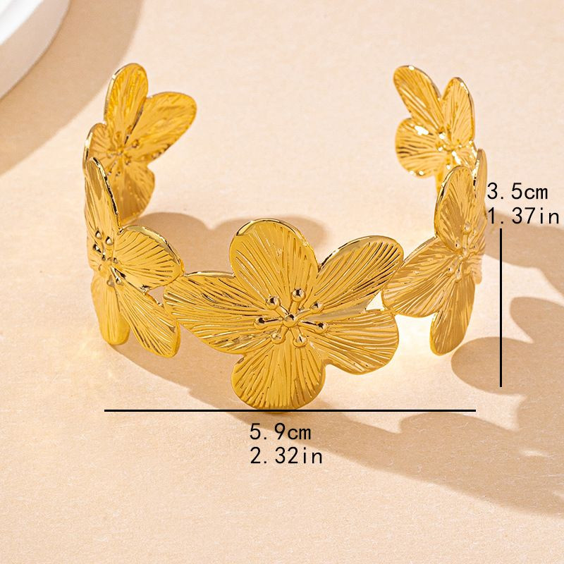 Браслет жесткий широкий с цветочными элементами CJP54255