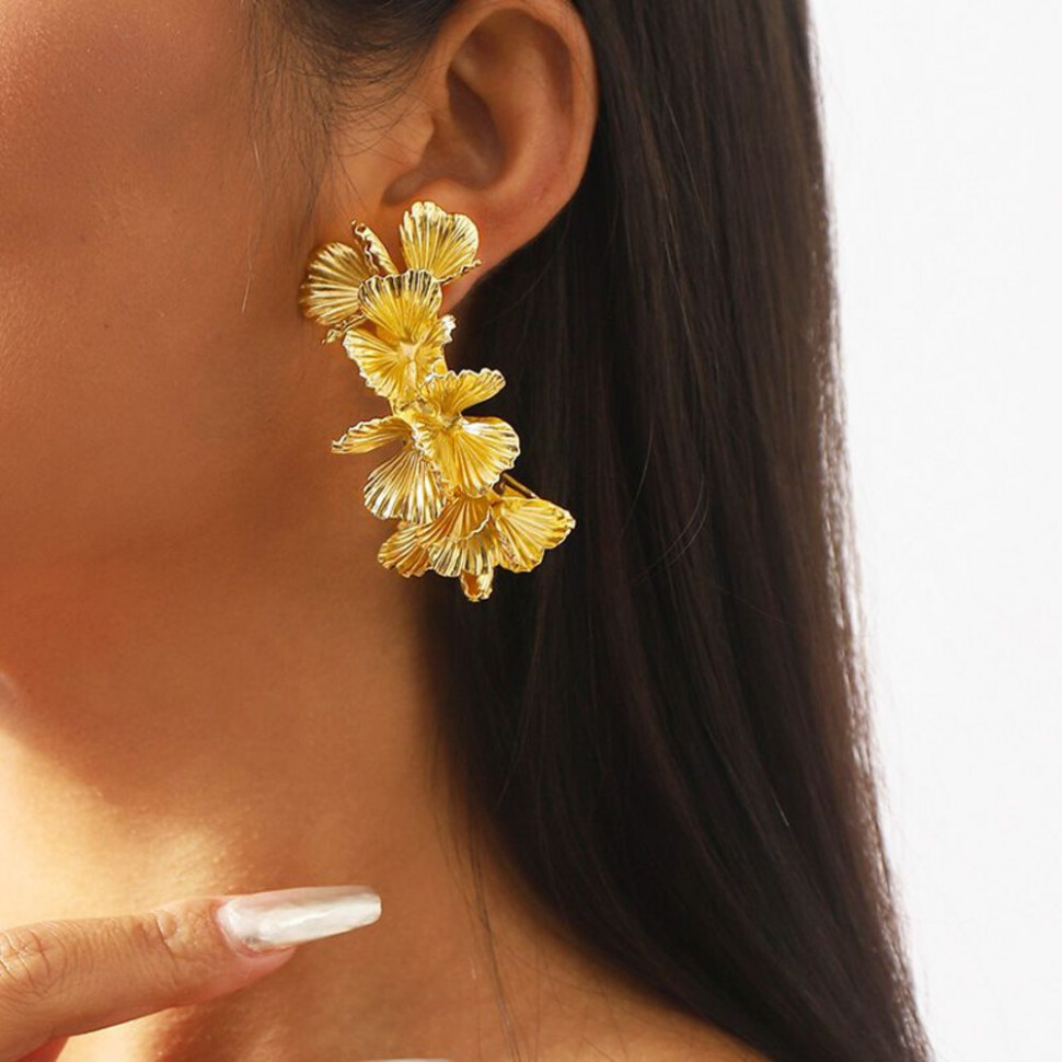 Массивные акцентные серьги из каскада золотистых цветов CJH38352 Массивные акцентные серьги из каскада золотистых цветов CJH38352
