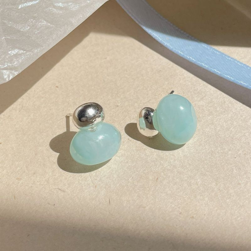 Дизайнерские серьги-пусеты Мятные сферы на серебристой основе CJG38951