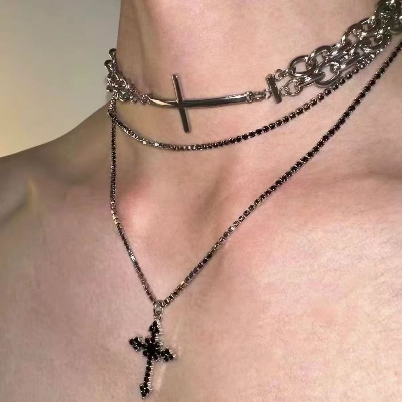 Колье с крестом и кожей в готическом стиле CJX77889