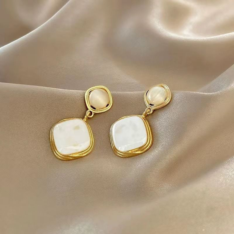 Квадратные золотистые серьги с перламутром J11565CJJ Квадратные золотистые серьги с перламутром J11565CJJ