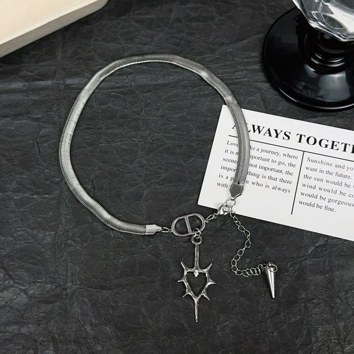 Чокер из темных бусин с подвеской в форме сердца CJL19667