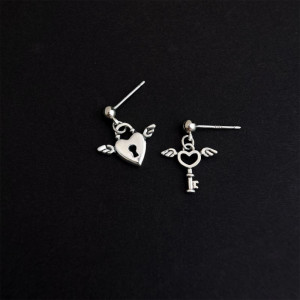 Серьги с асимметричным сердцем и ключом CJX88081