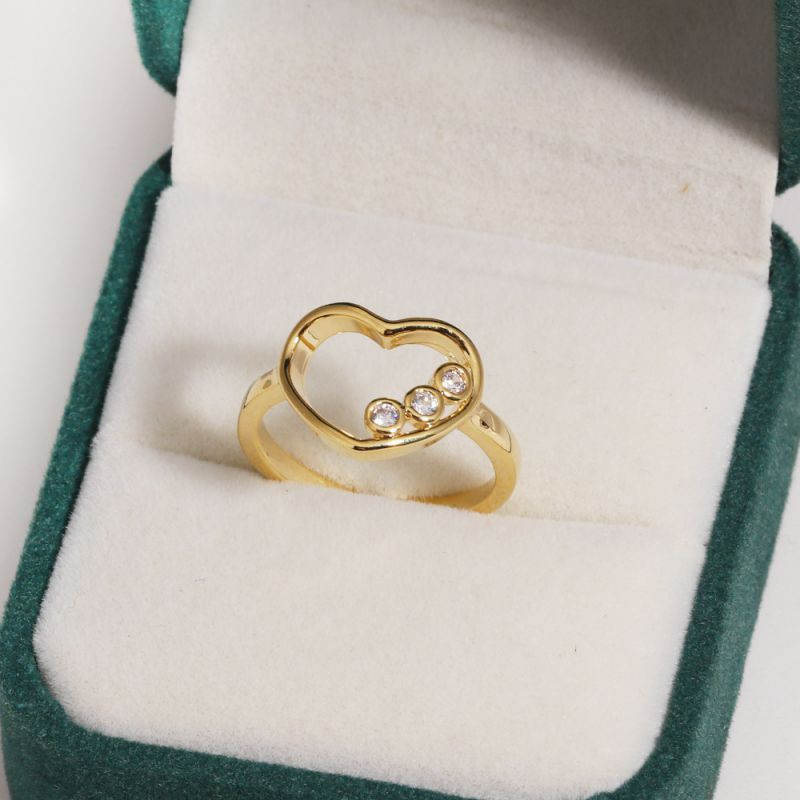 Изящное кольцо с контуром сердца и зелеными кристаллами CJR60963