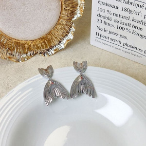 Висячие серьги из темного металла в форме рыбьих хвостов CJD94403 Висячие серьги из темного металла в форме рыбьих хвостов CJD94403