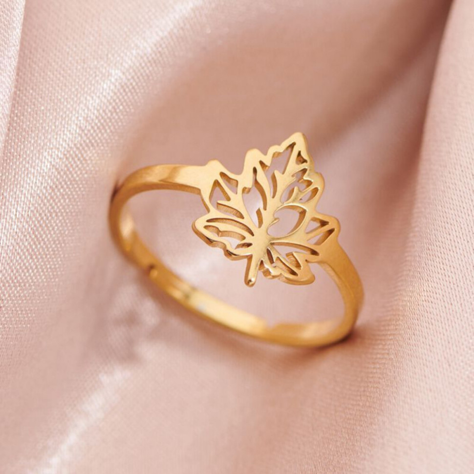 Кольцо с резным кленовым листом золотистого цвета CJH62257