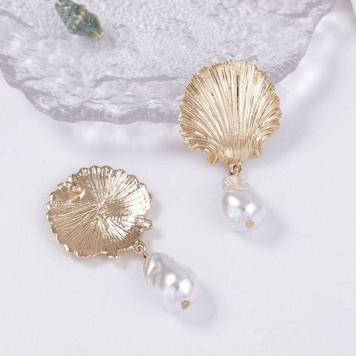 Висячие серьги в форме золотистых ракушек с жемчугом CJM76499