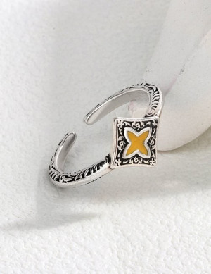 Разомкнутое кольцо с квадратным элементом в виде клевера и эмалью Z05607