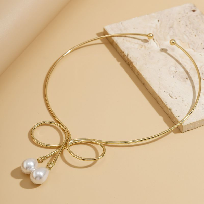 Колье-обруч тонкое золотистое с декоративным бантом и жемчугом CJJ27519