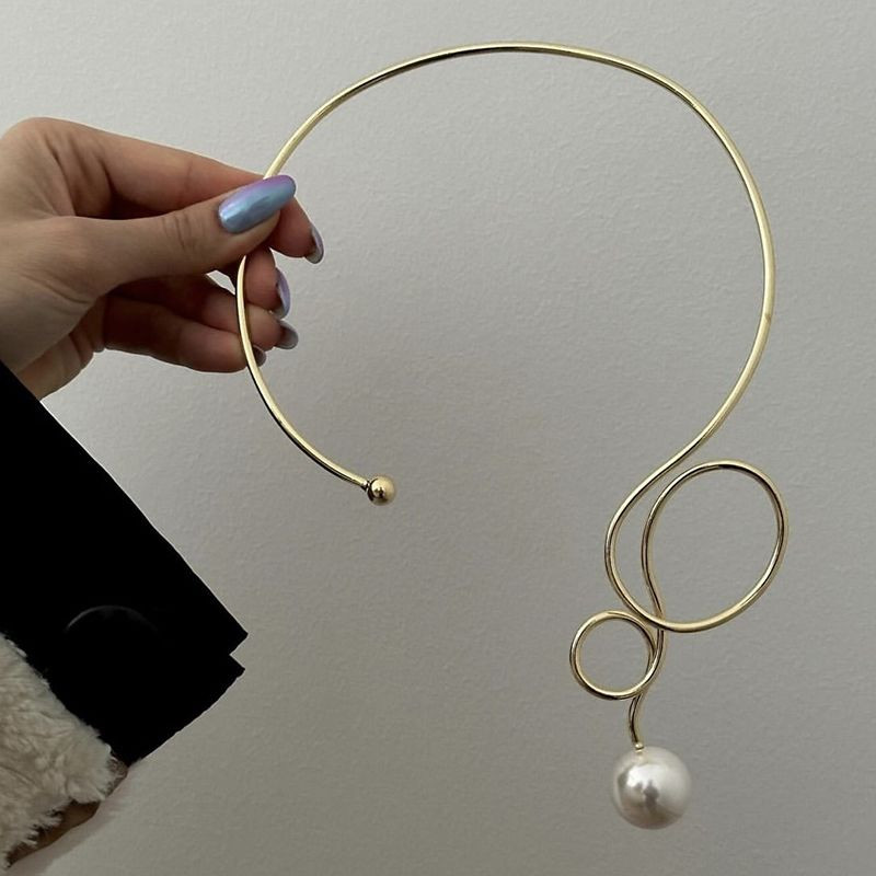 Колье-обруч тонкое золотистое с декоративным бантом и жемчугом CJJ27519