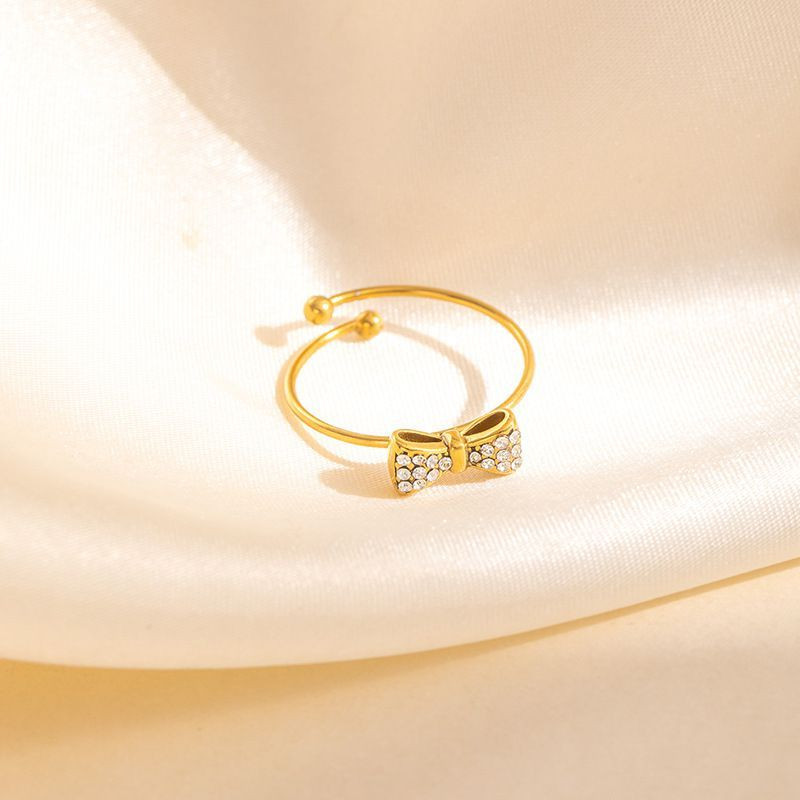 Тонкое золотистое кольцо с четырехлистником из разноцветных фианитов CJT22632