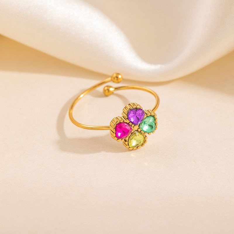 Тонкое золотистое кольцо с четырехлистником из разноцветных фианитов CJT22632