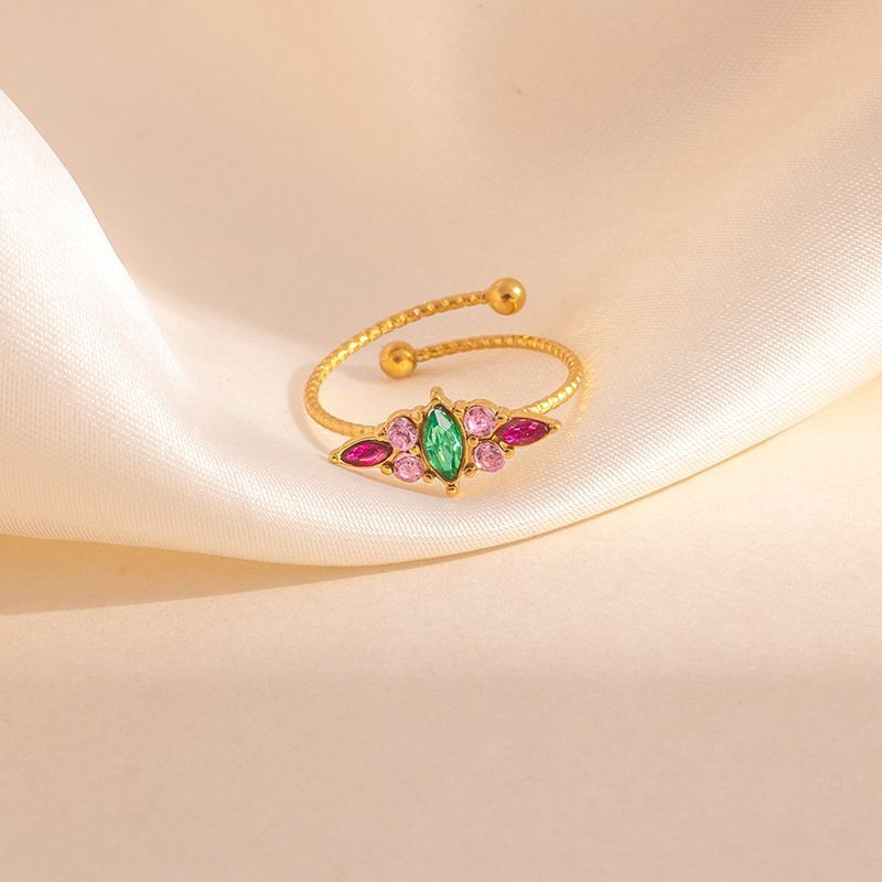 Тонкое золотистое кольцо с четырехлистником из разноцветных фианитов CJT22632