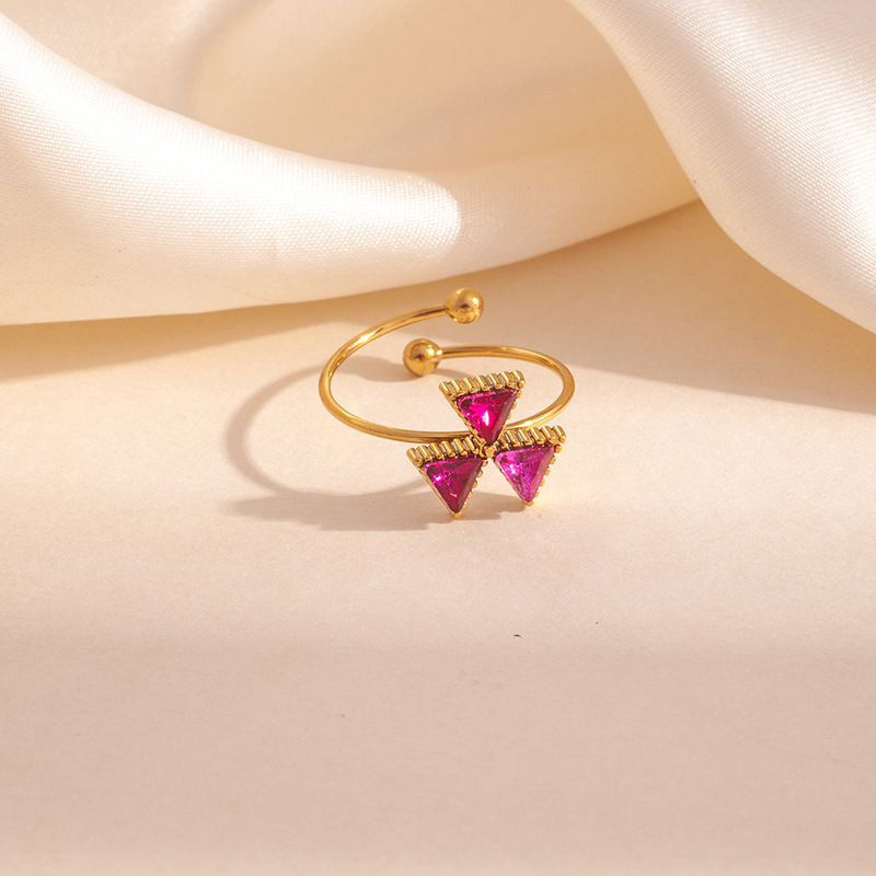 Тонкое золотистое кольцо с четырехлистником из разноцветных фианитов CJT22632