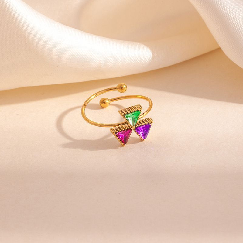 Тонкое золотистое кольцо с четырехлистником из разноцветных фианитов CJT22632