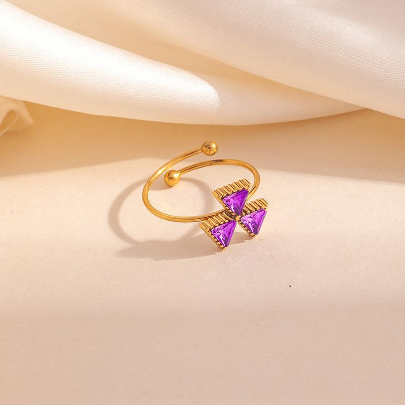 Тонкое золотистое кольцо с четырехлистником из разноцветных фианитов CJT22632