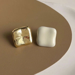 Асимметричные серьги-пусеты Мятые квадраты в золоте и белой эмали 1J11624CJJ